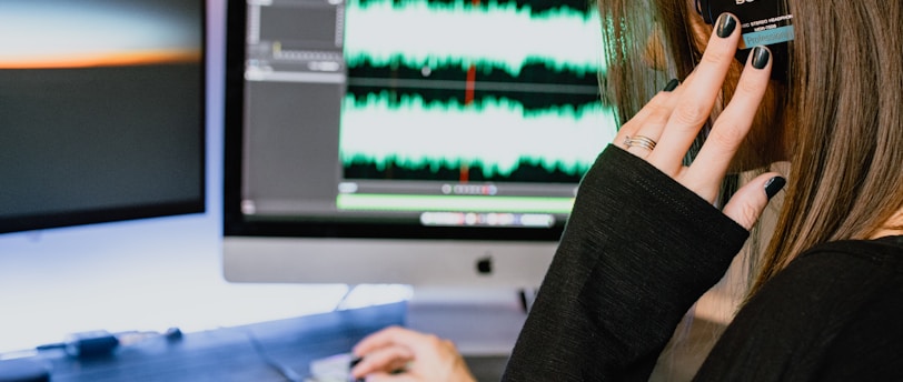 The Importance of Noise-Cancelling Earphones: Choosing the Right Pair for Noisy Environments